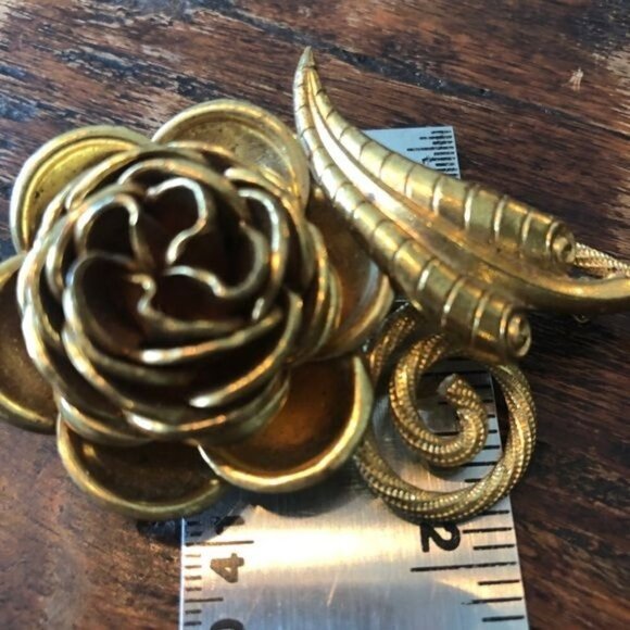 Vintage Brass Tone Garden Rose Brooch - Picture 6 of 7